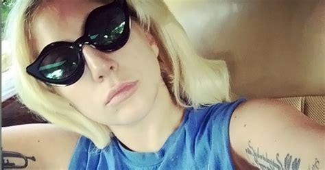 Upa Lady Gaga muestra sus curvas sexys en la playa se casará en bikini