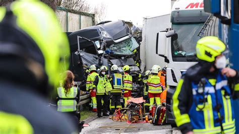 NRW Schwerer Lkw Unfall auf A1 ein Mensch lebensgefährlich verletzt