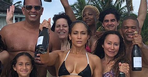 Jennifer Lopez Celebr Sus A Os En Bikini Y Sin Maquillaje Infobae