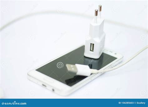 Smartphone Y Carga Del Tel Fono Con El Cable El Ctrico Imagen De