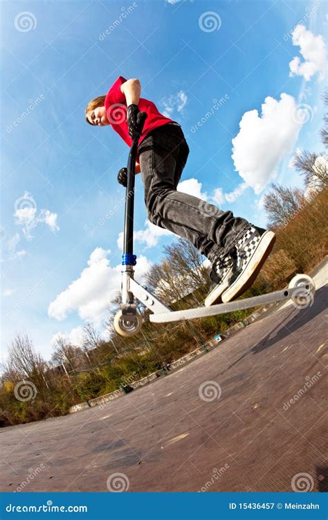 Menino O Trotinette No Parc Do Patim Imagem De Stock Imagem De