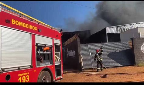 Incêndio de grandes proporções atinge empresa de reciclagem em Sinop