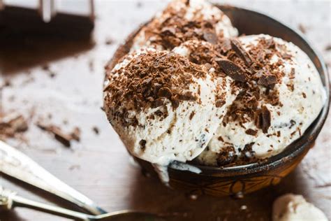 Helado Hecho En Casa De Vainilla Con Los Microprocesadores De Chocolate