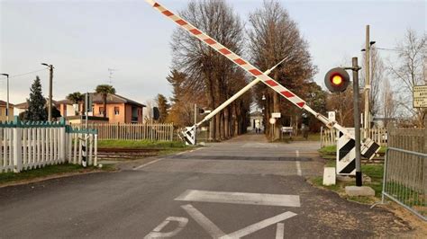 Passa Il Convoglio Con Le Sbarre Alzate E Le Auto In Arrivo La