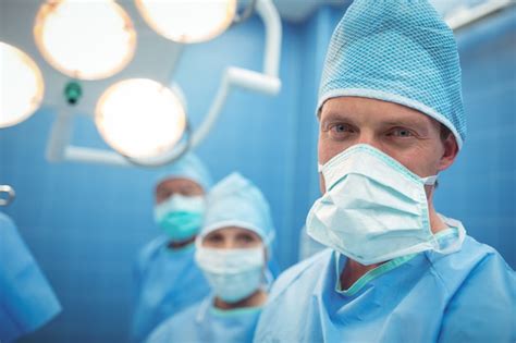 Premium Photo | Female surgeon wearing surgical mask