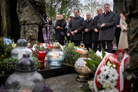 Rocznica Katastrofy W Smole Sku Kwiaty Na Grobach Krystyny Bochenek I