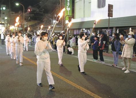 たいまつ手に150人厳かに 湯田温泉白狐まつりスタート 山口新聞 電子版