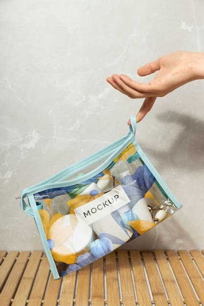 Bolsa de higiene pessoal cosméticos e itens de beleza necessários