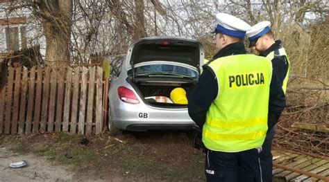 Tragiczny wypadek na pomorzu Mercedes wjechał do rzeki kierowca nie żyje