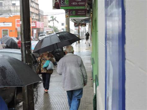 Frente fria traz chuva e a Defesa Civil emite alerta para a região Oeste