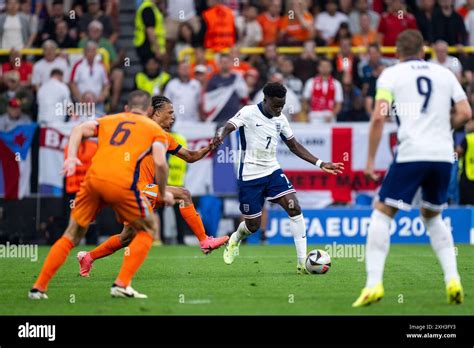 Bukayo Saka England 07 Im Zweikampf Mit Nathan Ake Niederlande