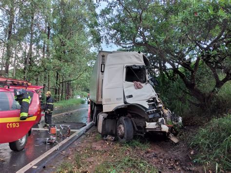 Dois Motoristas Morrem Em Acidente Entre Caminh Es Na Br Em S O