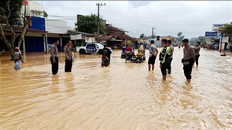 Akibat Curah Hujan Tinggi Banjir Genangi Jalan Lintas Sumatera