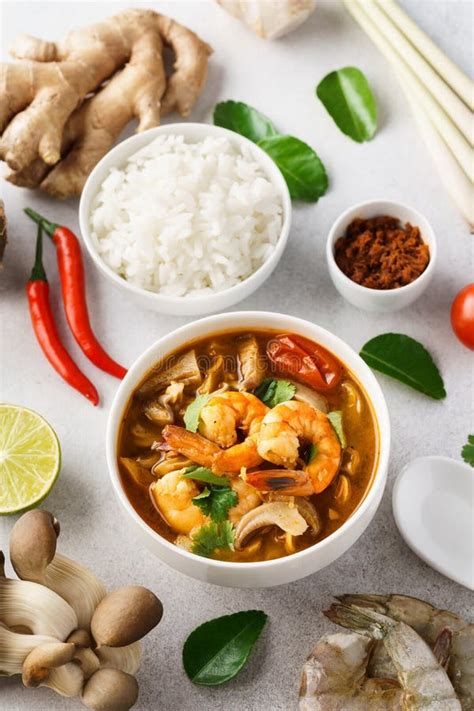 Sopa Tradicional Tailandesa Picante Tom Yum Goong O Tom Yum Kung Foto