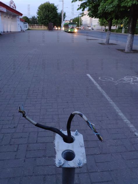 Посреди тротуара торчит непонятная железная труба а с неё выходят ...