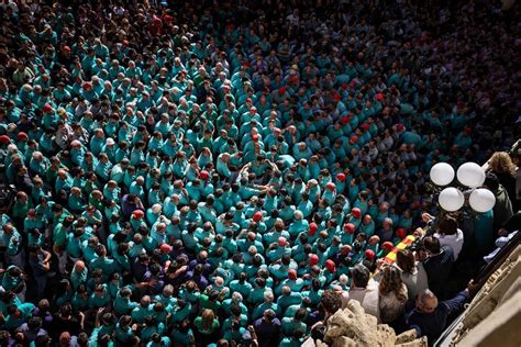 Los Castellers De Vilafranca Cargan Un In Dito Nou De Nou Amb Folre