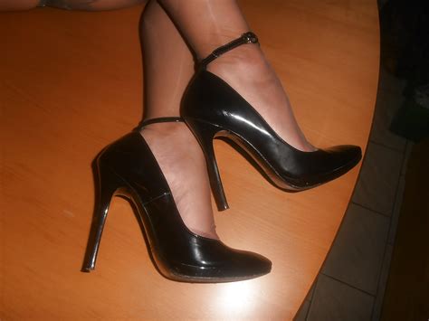 Ψηλή και έκφυλη ξανθιά MiLf ποζάρει με ψηλοτάκουνες γόβες και ζαρτιέρες KoUrSaRoS net