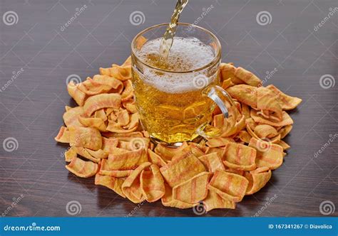 Cerveza Ligera En Un Vaso Y Papas Fritas Imagen De Archivo Imagen De