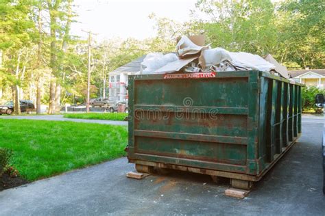 Envase Sobre Los Contenedores Que Fluyen Que Son Llenos Con Basura Foto