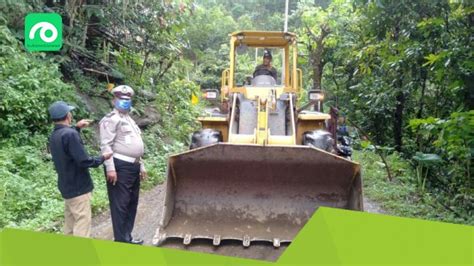 Petugas Singkirkan Batu Besar Yang Tutupi Jalan Poros Sinjai Malino