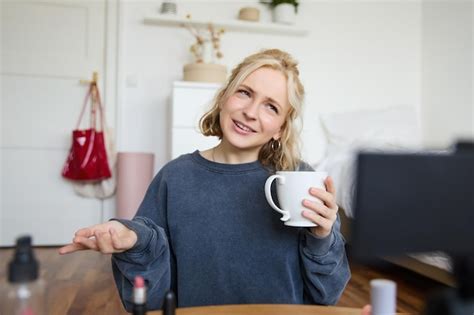 Portrait d une jeune blogueuse blonde qui enregistre une vidéo où elle parle de la vie et de la