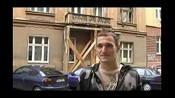 Jeune garçon baisé à cru pour un peu d argent et se prend un énorme creampie XVIDEOS