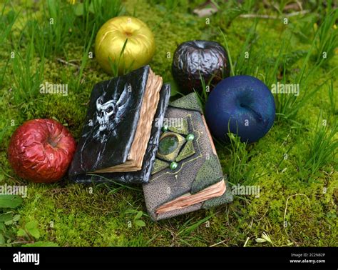 Libros de cuentos de hadas con manzanas venenosas mágicas en el jardín