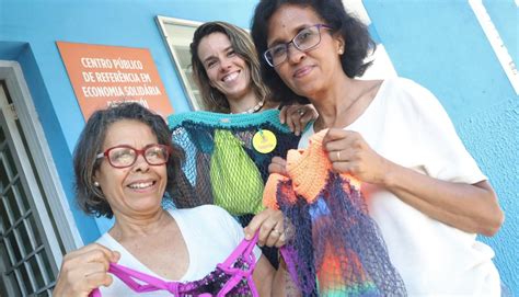 Projeto complementa renda de artesãs niteroienses e retira lixo do meio