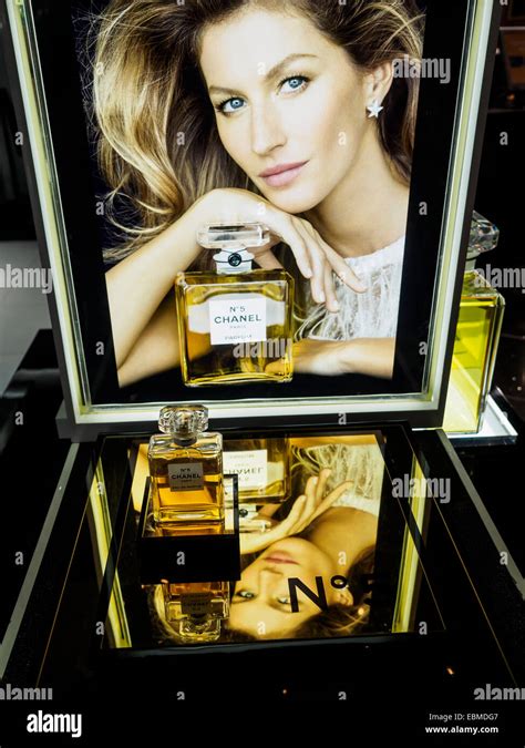 Chanel no 5 perfume bottle ad with Gisele Bundchen Stock Photo - Alamy