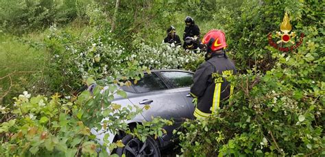 Auto Sbanda E Finisce In Un Fosso Conducente Intrappolato Nelle Lamiere