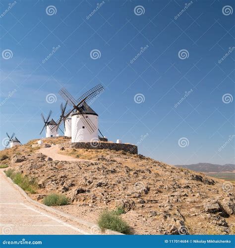 Grupo De Moinhos De Vento Em Um Monte No Consuegra La Mancha Espanha