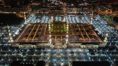 Suasana Kota Mekah yang Ramai di Hari-hari Terakhir Bulan Ramadhan