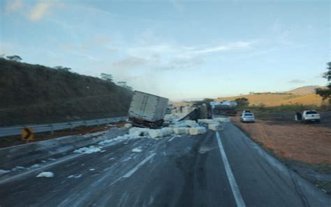 Acidente entre carreta e caminhão causa congestionamento na Fernão Dias