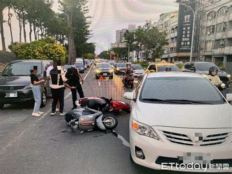 男騎士切車道碰撞台南女慘摔「衣物勾車牌」遭拖行！現場畫面曝 Ettoday社會新聞 Ettoday新聞雲