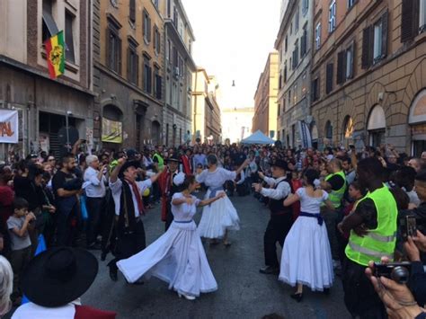 Roma Duemila Persone In Strada Per Il Carnevale Di San Lorenzo