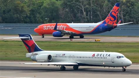 Delta Airlines Bd N At Takeoff At Minneapolis St Paul Intl