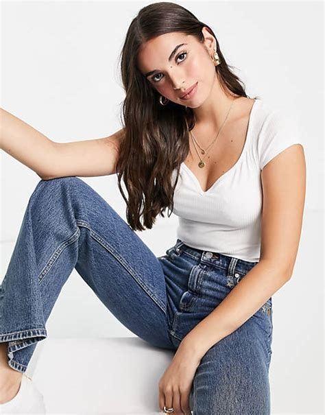 Asos Design Kurzärmliger T Shirt Body In Crem Mit Herzförmigem Ausschnitt Asos