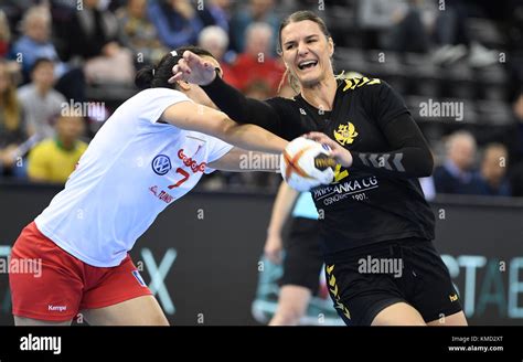 Oldenburg, Germany. 6th Dec, 2017. Tunisia's Fatma Bouri (L) tries to ...