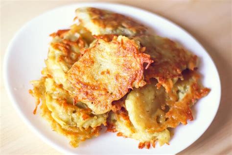 Tortitas De Patata Caseras En Un Plato Blanco Sobre Una Mesa De Madera