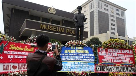 Tiba Tiba Mabes Polri Kebanjiran Karangan Bunga Ada Tulisan Basmi