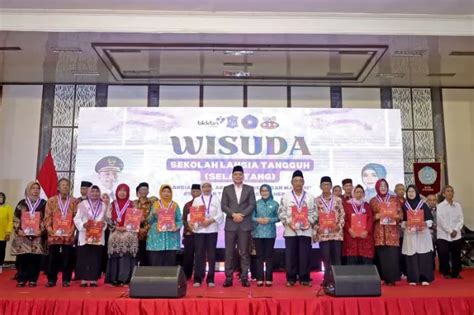 Pemkot Surabaya Wisuda 1 150 Sekolah Lanjut Usia Tangguh Jawa Pos