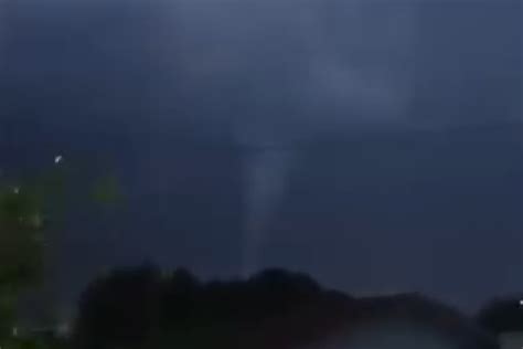 Tornado no Paraná Moradores filmam nuvem funil durante temporal