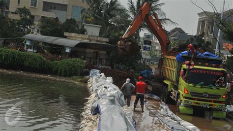 Cegah Banjir Susulan Tanggul Kembali Dibangun Di Perumahan Pantai