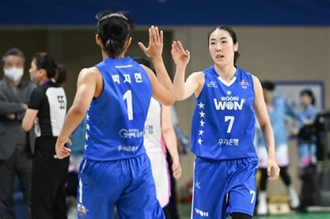 Wkbl 선두 우리은행 파죽의 10연승 질주4명 두 자릿수 득점 네이트 스포츠