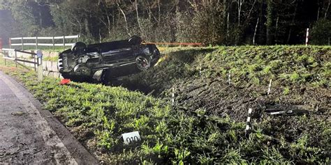 Neerach Zh Vier Verletzte Bei Autounfall