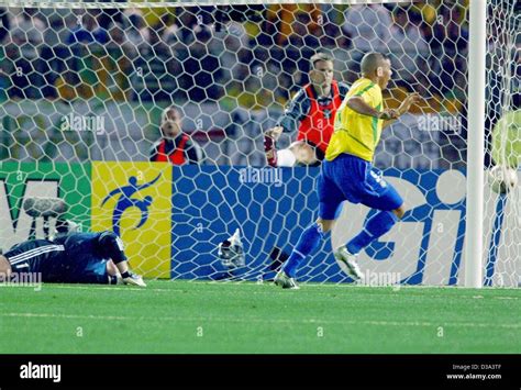 Dpa German Goalkeeper Oliver Kahn L Fails To Save The Ball From