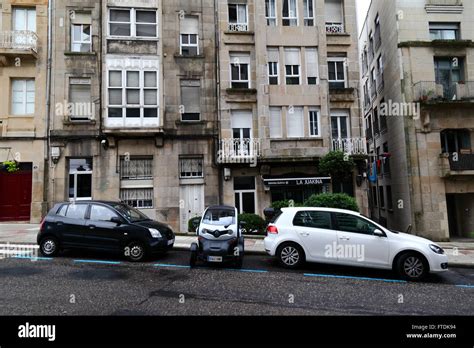 Estacionado Entre Autos Normales Fotograf As E Im Genes De Alta