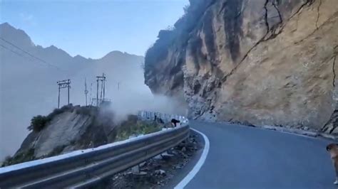 Video Massive Landslide Blocks Badrinath Highway In Uttarakhand