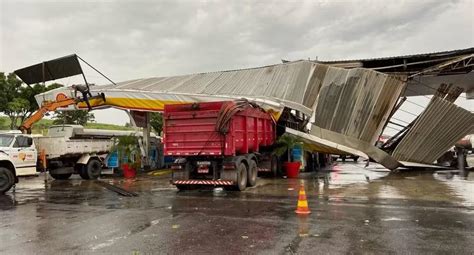 Chuva Derruba Cobertura De Posto Rvores E Causa Alagamentos Na Regi O