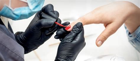 Maestro De Manicura Profesional Pintando U As Femeninas Con Esmalte De